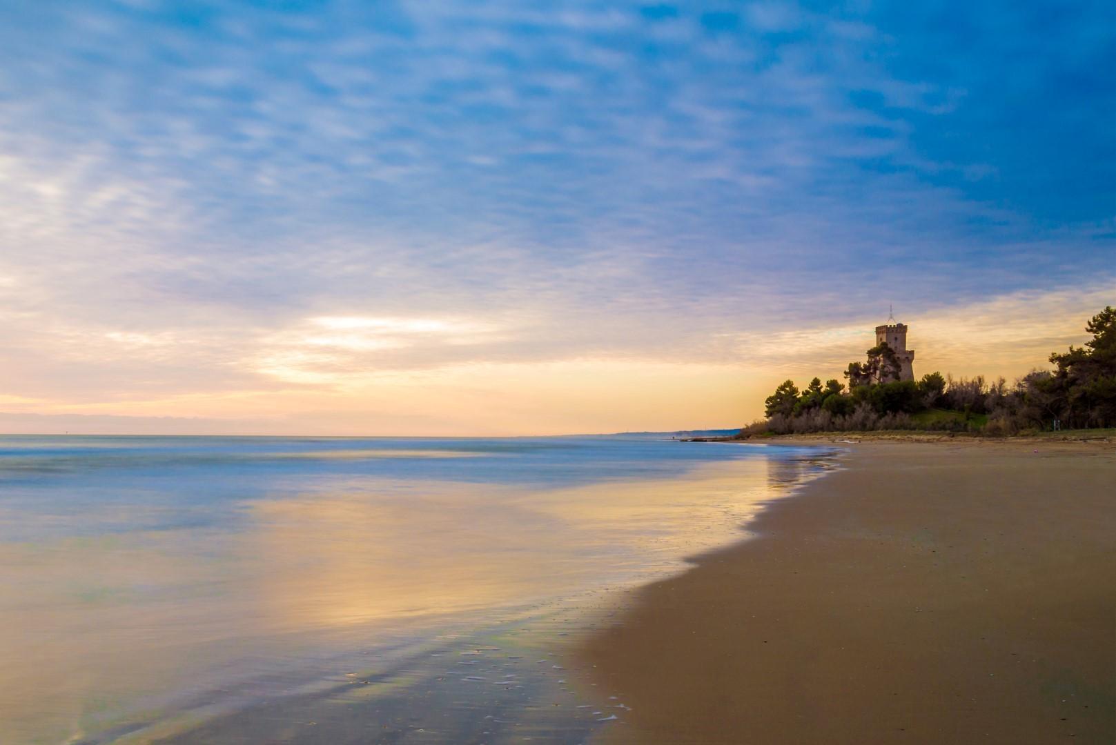 spiaggia pineto con torre di cerrano